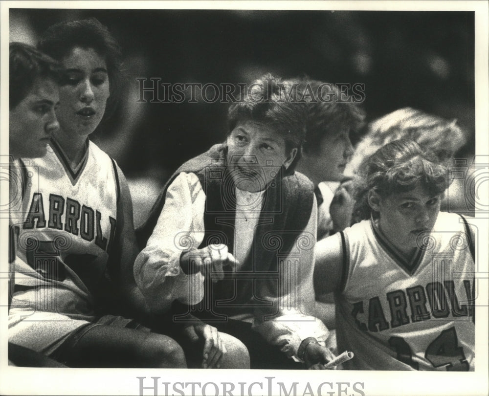 1990 Press Photo Carroll College Coach Sue Hansen Talks to Her Team on the Bench- Historic Images