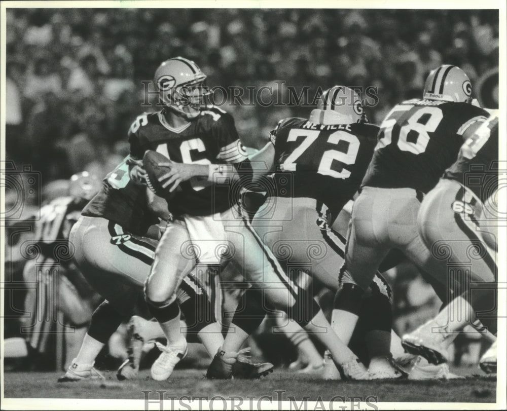 1986 Press Photo Randy Wright, Green Bay Packer quarterback, others, with ball.- Historic Images