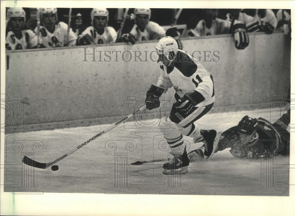 1987 Press Photo Dwaine Hutton Admirals,powers by fallen Peoria player,Milwaukee- Historic Images