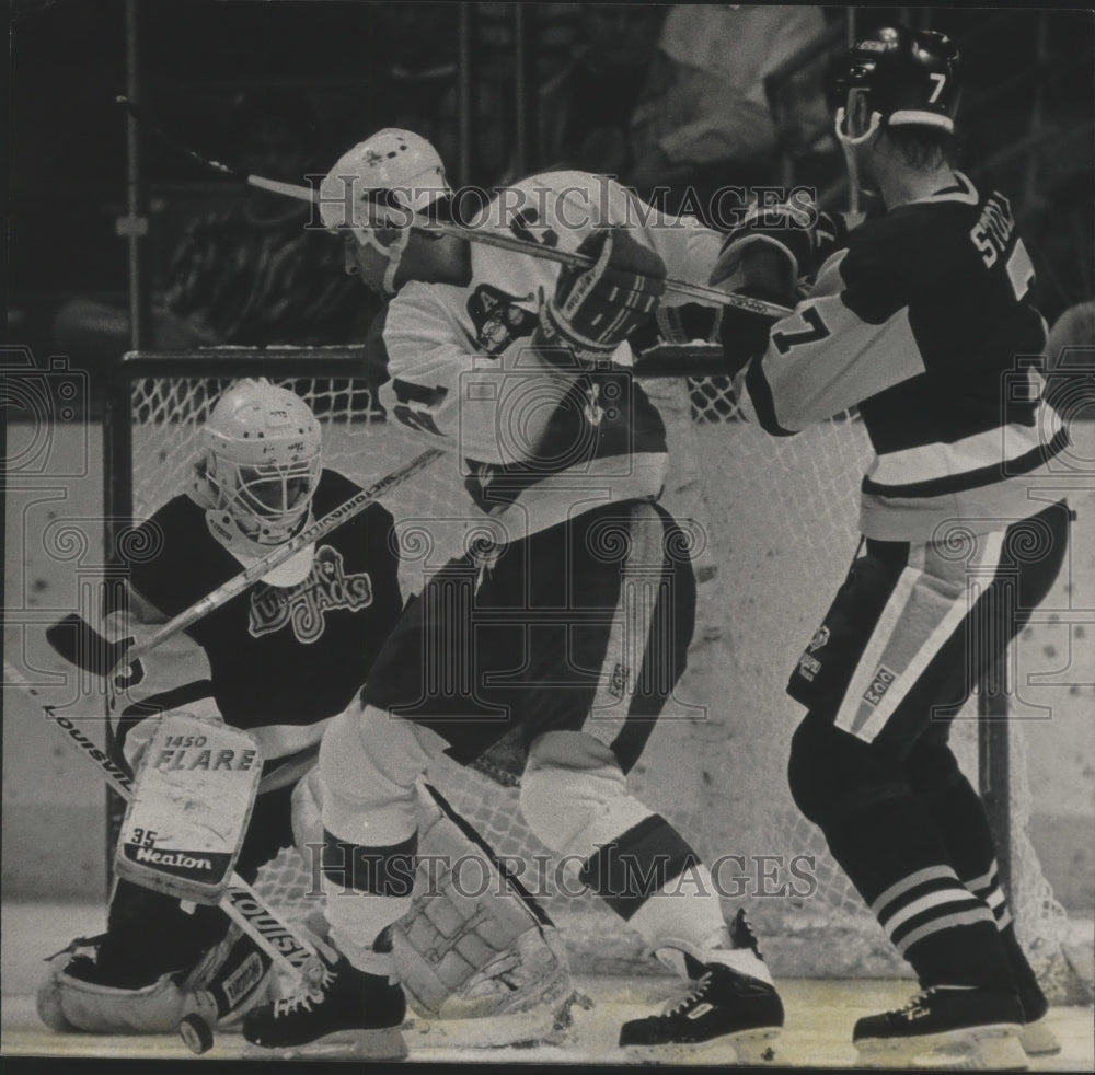 1990 Press Photo The Admirals&#39; Peter Bakovic and Muskegon&#39;s Darren Stolk battle.- Historic Images