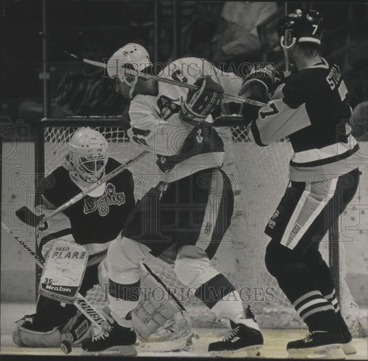 1990 Press Photo The Admirals' Peter Bakovic and Muskegon's Darren Stolk battle.- Historic Images