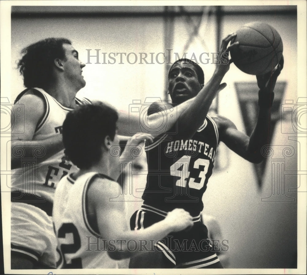 1987 Press Photo Homestead&#39;s Larry Hisle ready to pass ball against two players- Historic Images