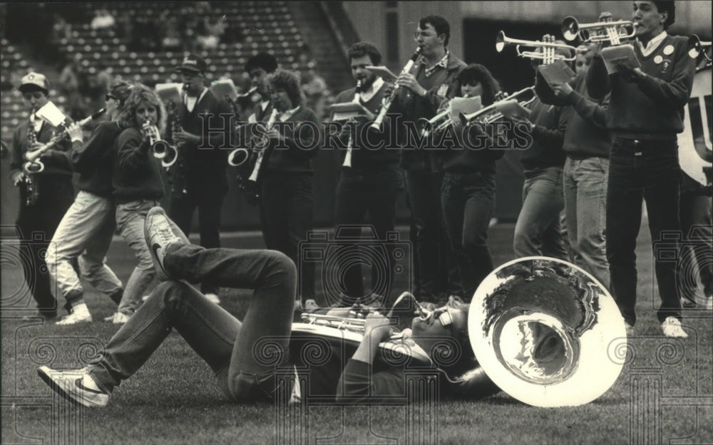 1988 Press Photo Wisconsin Band Member Brian Lund On Back Before Baseball Game- Historic Images