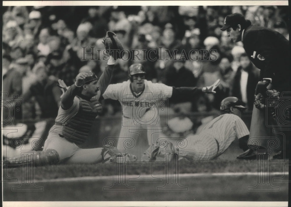 1989 Press Photo Milwaukee Versus Texas Baseball Action With Play At The Plate- Historic Images