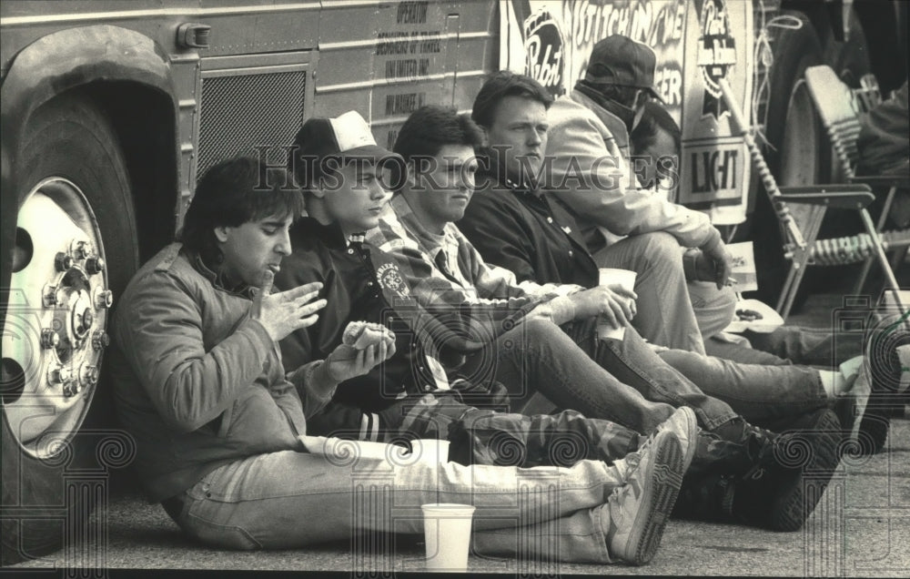 1988 Press Photo Fans Rest at Their Tailgate Party at Milwaukee County Stadium- Historic Images