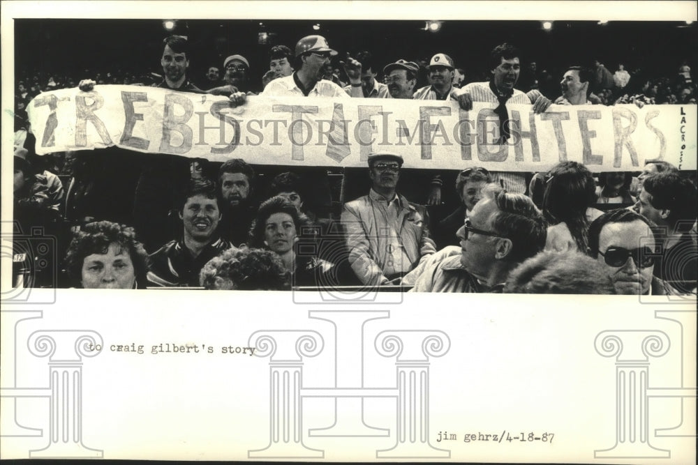 1987 Press Photo Fans Hold Banner for Milwaukee Brewers' Manager Tom Trebelhorn- Historic Images