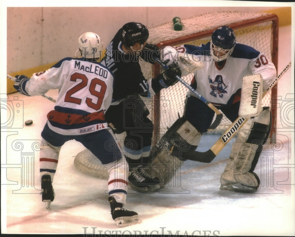 1994 Press Photo Hockey Action Between Milwaukee And Atlanta At Bradley Center- Historic Images