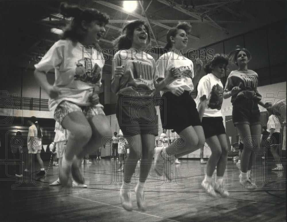 1991 Press Photo Jump Ropers At Elmbrook Middle School In Brookfield, Wisconsin- Historic Images