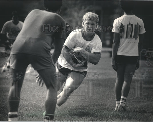 1986 Press Photo Chris Kruger cradled football in practice, Port Washington- Historic Images