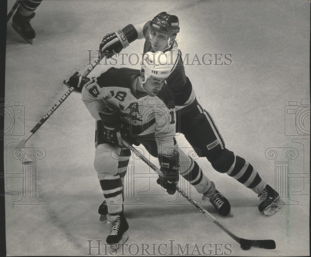 1985 Press Photo Milwaukee Admirals Marc Damphousse covered by Wings hockey team- Historic Images