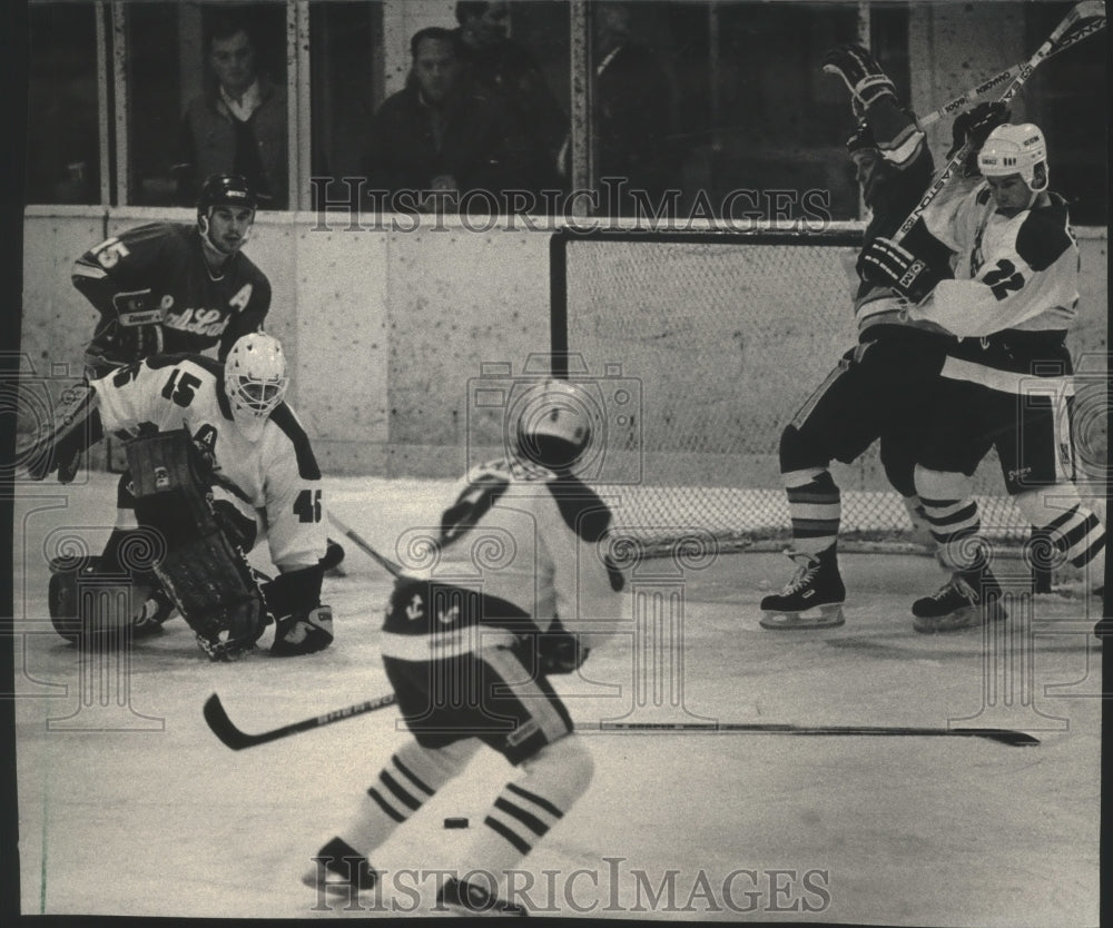 1987 Press Photo Milwaukee Admirals goalie Sean Evoy returns shot against Eagles- Historic Images