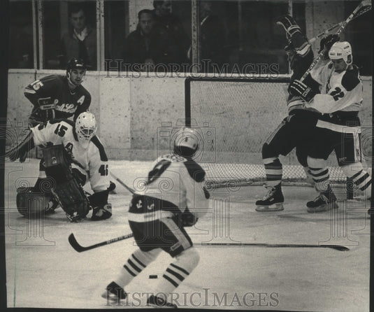 1987 Press Photo Milwaukee Admirals goalie Sean Evoy returns shot against Eagles- Historic Images