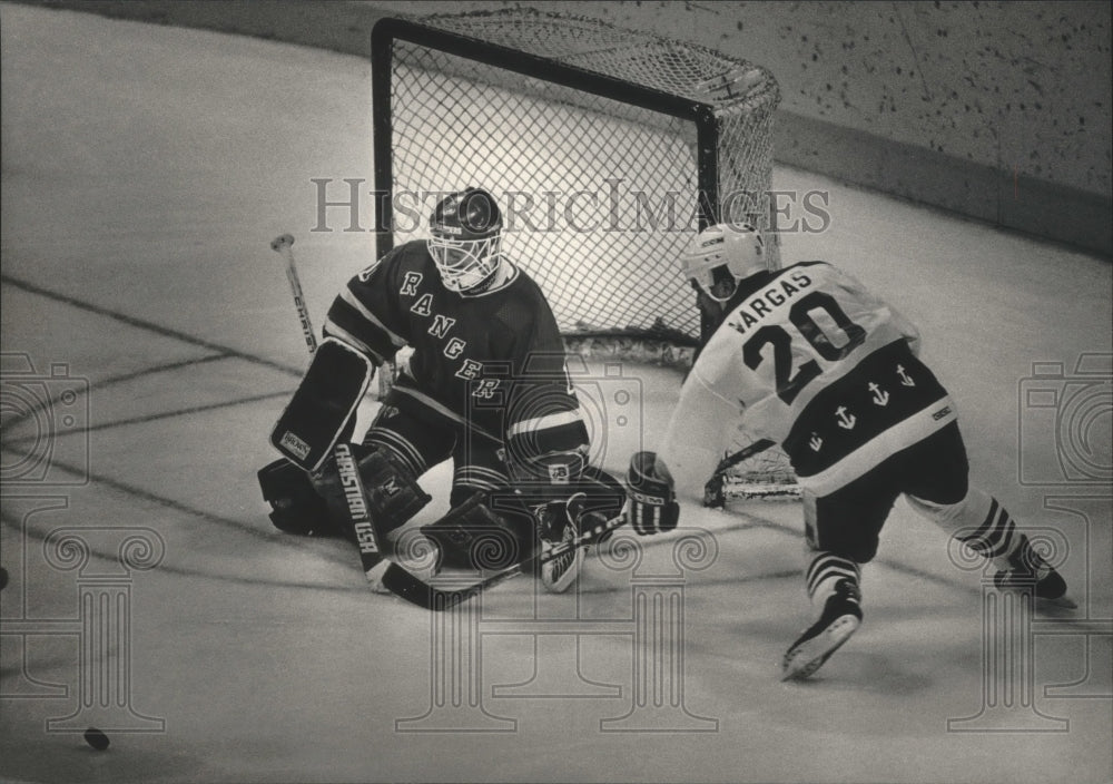 1989 Press Photo Milwaukee Admirals&#39; Ernie Vargas shot on goal blocked by Denver- Historic Images