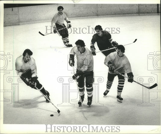 1982 Press Photo Milwaukee Admirals players scrimmage at the Wilson Park rink.- Historic Images