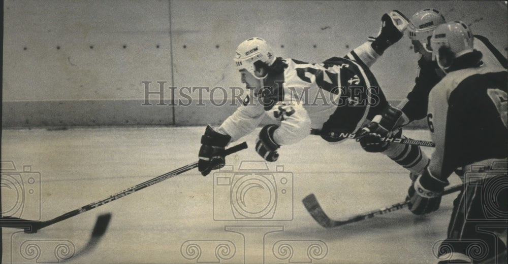 1985 Press Photo Admirals&#39; Kevin Schamehorn was hooked by Salt Lake&#39;s Pierce- Historic Images