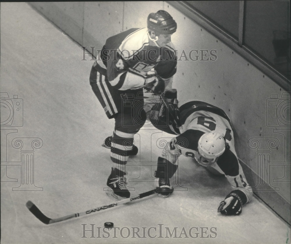 1985 Press Photo Kalamazoo&#39;s John Beukeboom checked Admirals&#39; Gord Stafford hard- Historic Images