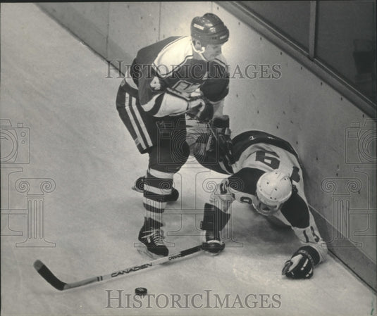 1985 Press Photo Kalamazoo's John Beukeboom checked Admirals' Gord Stafford hard- Historic Images