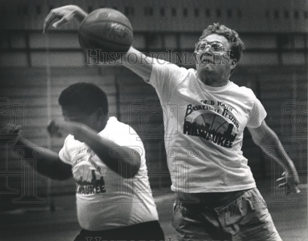 1990 Press Photo Mayor John Norquist blocks a shot at UWM&#39;s Klotsche Center.- Historic Images