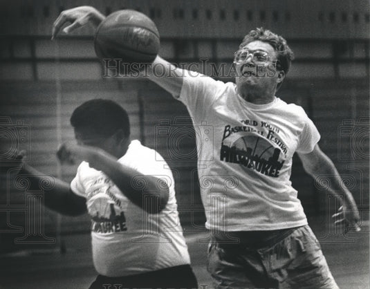 1990 Press Photo Mayor John Norquist blocks a shot at UWM's Klotsche Center.- Historic Images