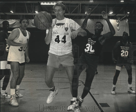 1989 Press Photo Mayor John Norquist and Sermaine Burrage during basketball game- Historic Images