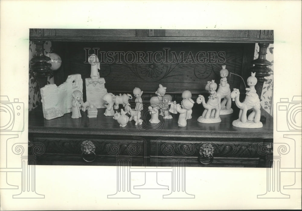 1985 Press Photo Mrs. Andy North&#39;s creche collection features wide-eyed statues.- Historic Images