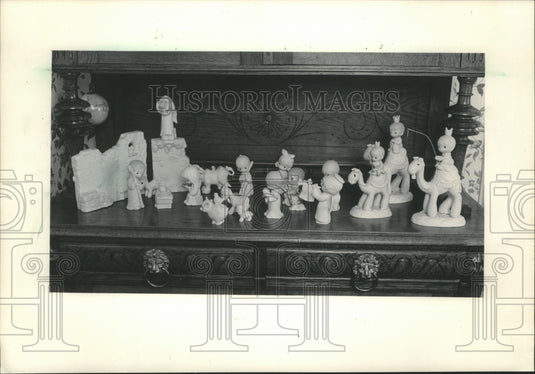 1985 Press Photo Mrs. Andy North's creche collection features wide-eyed statues.- Historic Images