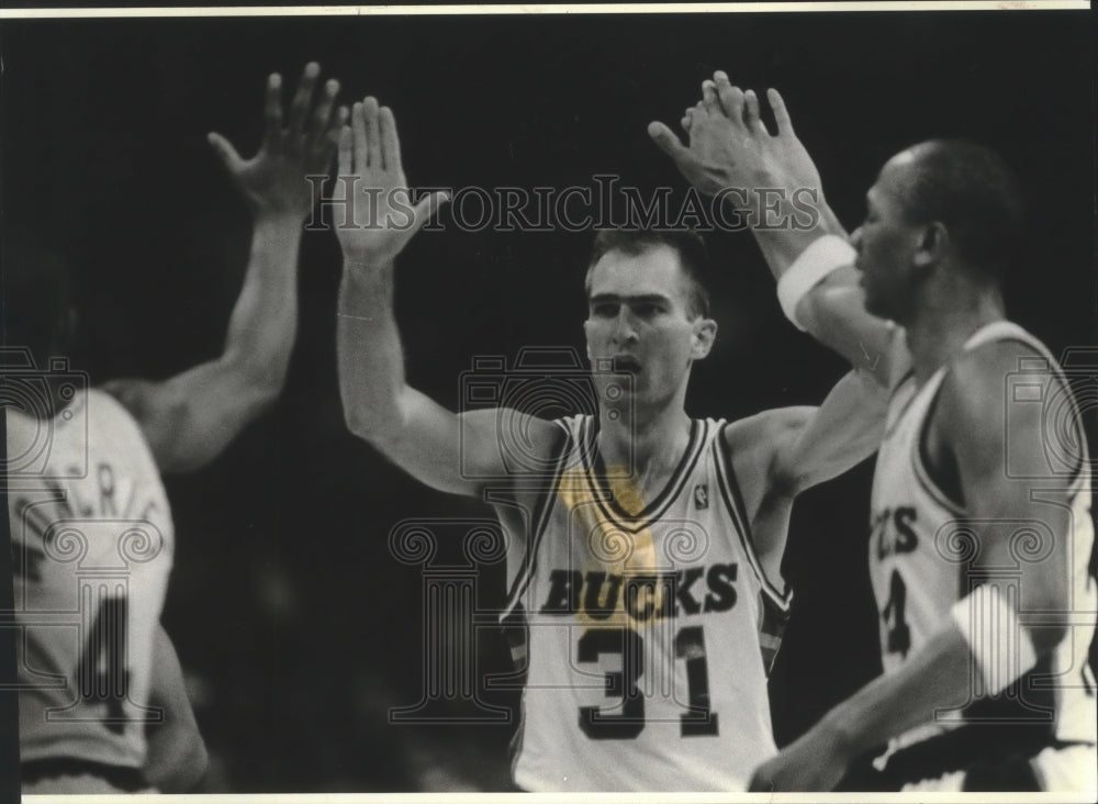 1989 Press Photo Fred Roberts for the Bucks with teammates - mjt13220- Historic Images