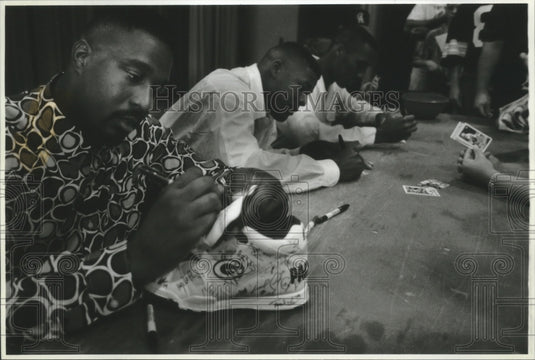 1993 Press Photo Johnny Holland & other Green Bay Packers signing autographs- Historic Images
