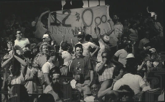 1987 Press Photo Brewer fans celebrating a Dale Sveum game-winning home run.- Historic Images