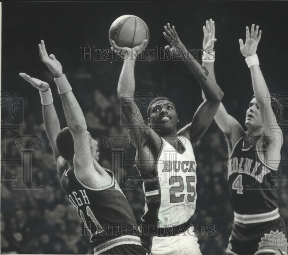 1983 Press Photo Bucks Paul Pressey between two Phoenix Suns&#39; players for a shot- Historic Images