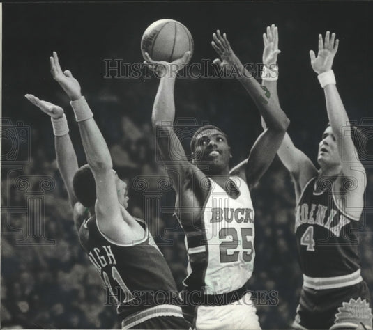 1983 Press Photo Bucks Paul Pressey between two Phoenix Suns' players for a shot- Historic Images