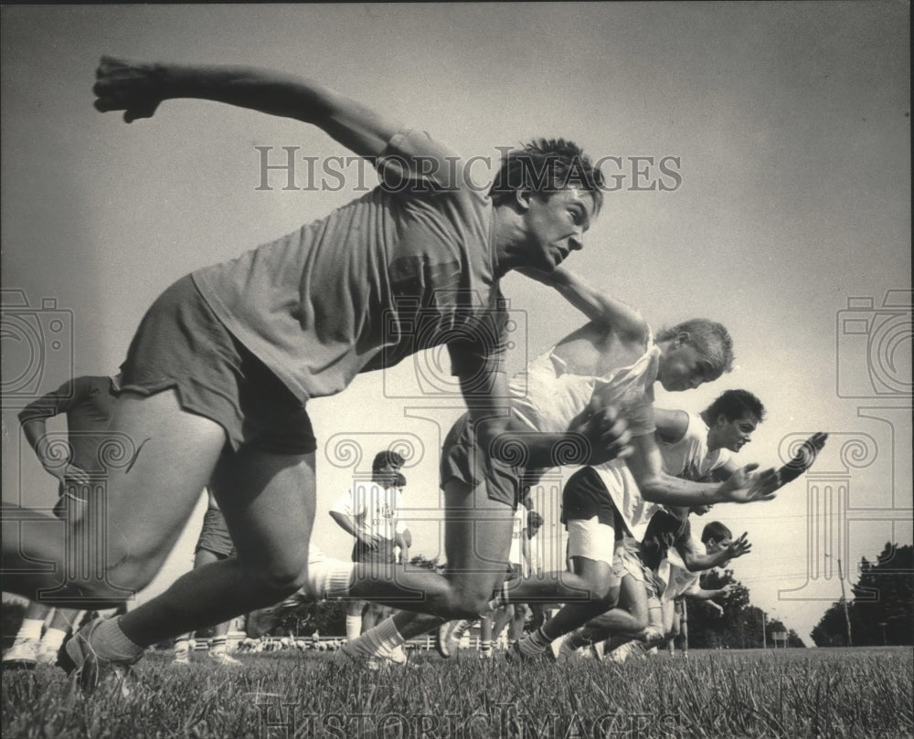 1986 Press Photo Port Washington High football players running sprints.- Historic Images