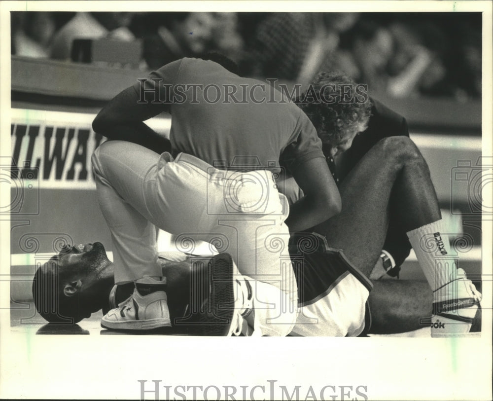 1987 Press Photo Bucks Paul Pressey withered in pain as medical personnel attend- Historic Images