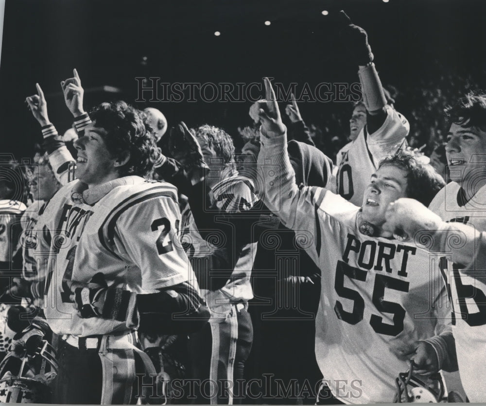 1985 Press Photo Port Washington&#39;s football team celebrates win over Menomonie- Historic Images