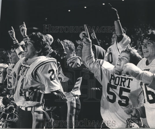 1985 Press Photo Port Washington's football team celebrates win over Menomonie- Historic Images
