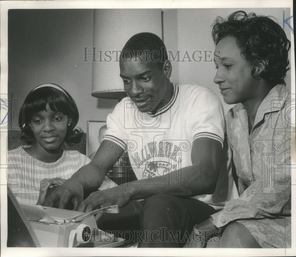 1967 Press Photo Basketball star Clarence Sherrod at home with sister and mother- Historic Images