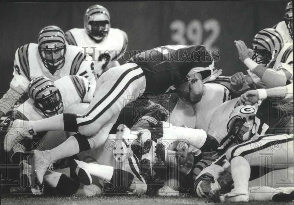 1982 Press Photo Green Bay Packers QB Lynn Dickey charges to the end zone- Historic Images