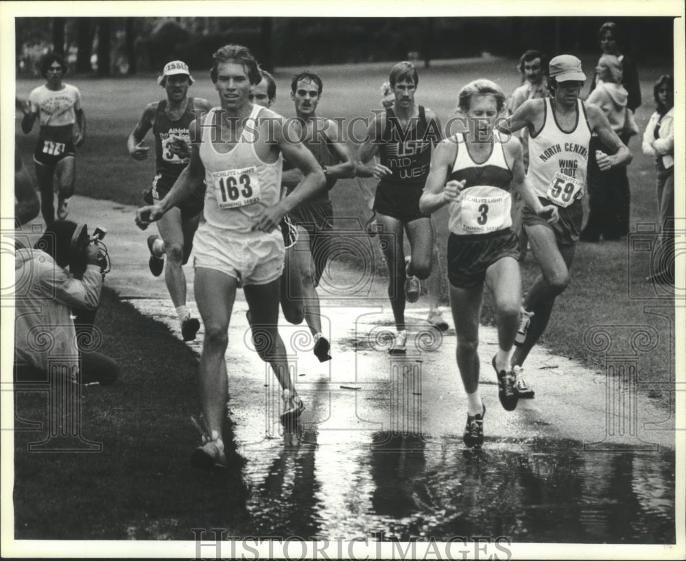 1979 Press Photo Milwaukee runner, Bill Rogers with fellow runners during race- Historic Images