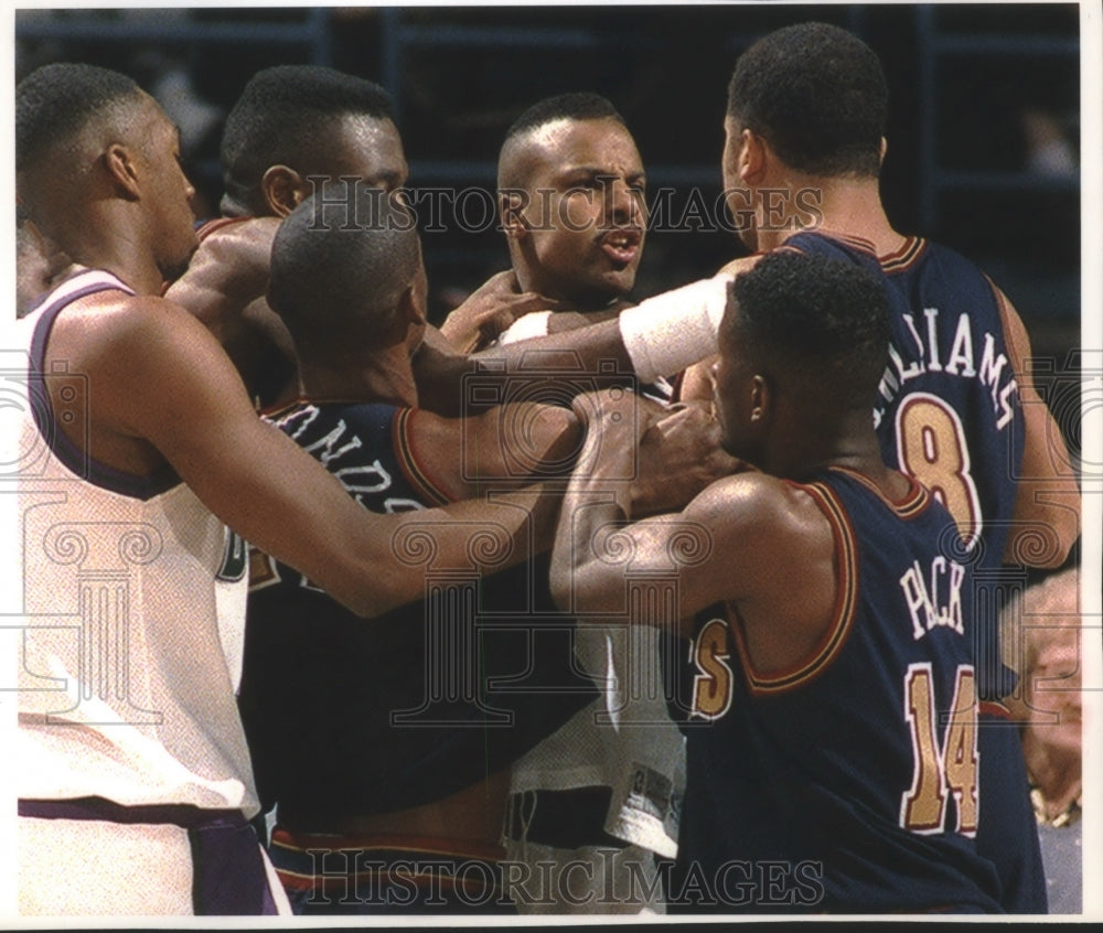 1994 Press Photo Bucks basketball&#39;s Ken Norman in scuffle with rival players- Historic Images