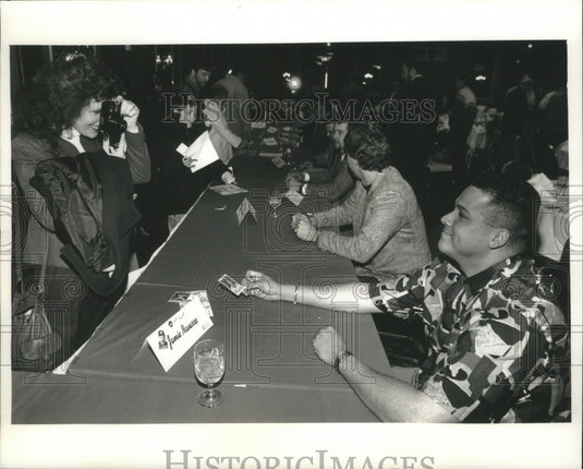 1993 Press Photo Brewers baseball's Jaime Navarro during an autograph session- Historic Images