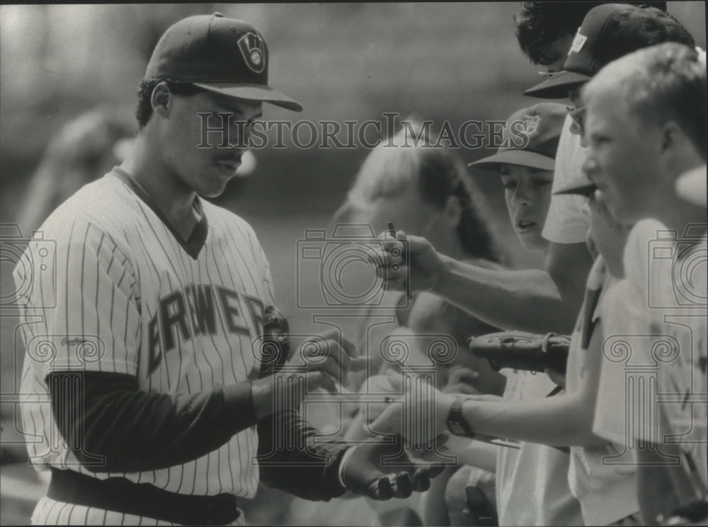 1989 Press Photo Brewers baseball pitcher Jaime Navarro signs autographs- Historic Images