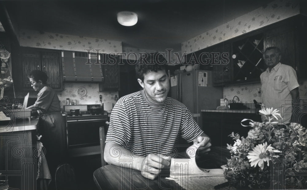 1990 Press Photo Ex-Brewers baseball pitcher, Juan Nieves, at home with parents- Historic Images