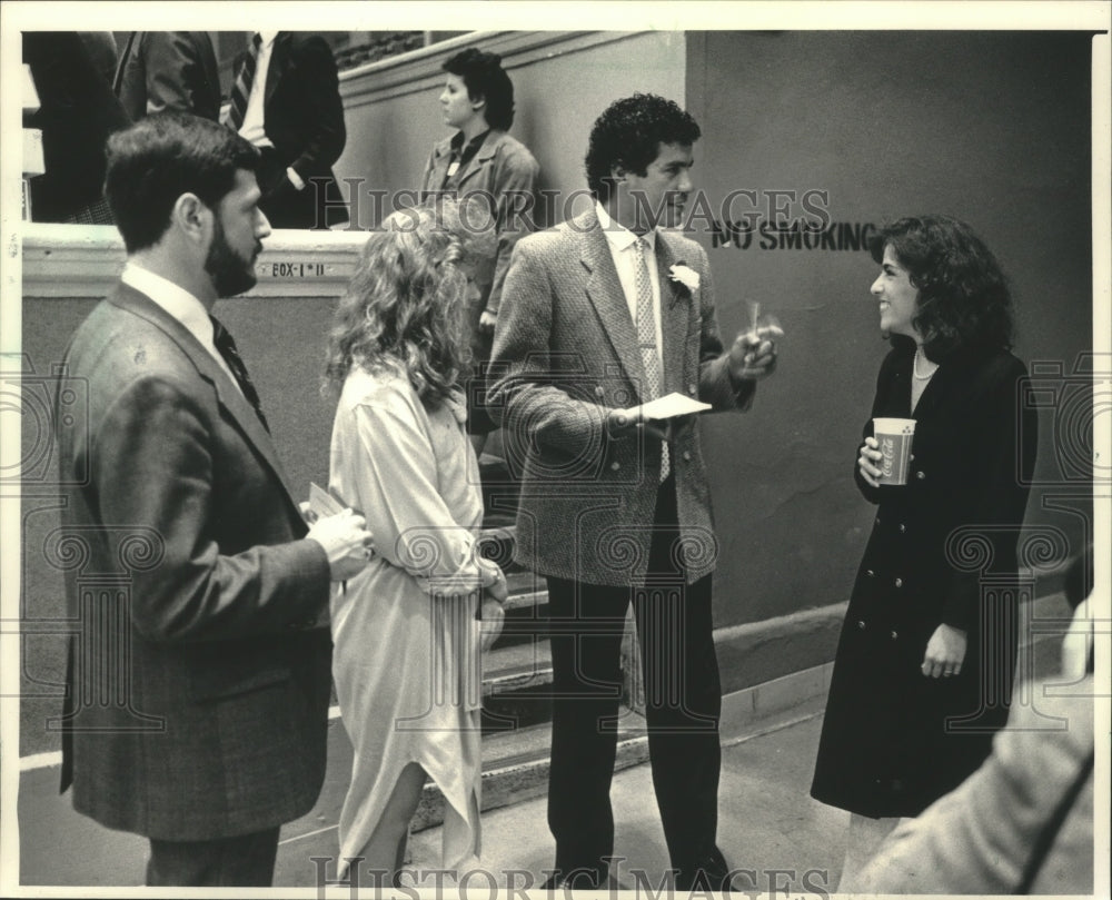 1987 Press Photo Brewers baseball&#39;s Juan Nieves signs autographs for fans- Historic Images