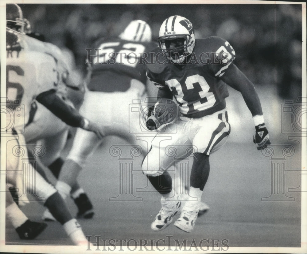 1993 Press Photo Wisconsin football player, Brent Moss, scores twice during game- Historic Images