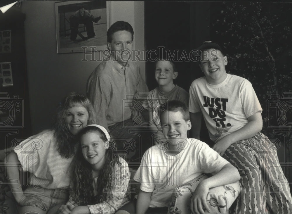 1991 Press Photo Admirals hockey coach Mike Murphy with his wife &amp; their kids- Historic Images