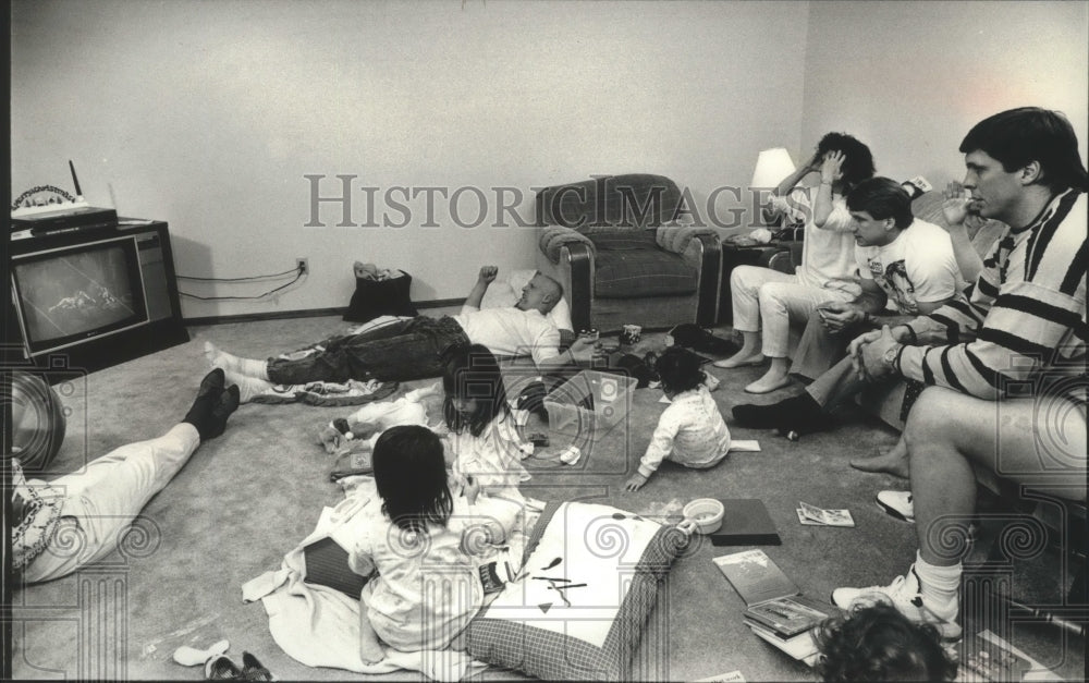 1989 Press Photo Ex-GBP player Mark Murphy watches football game with friends- Historic Images