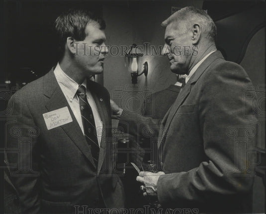 1986 Press Photo Wisconsin's Elroy Hirsch chats with football coach Don Morton- Historic Images