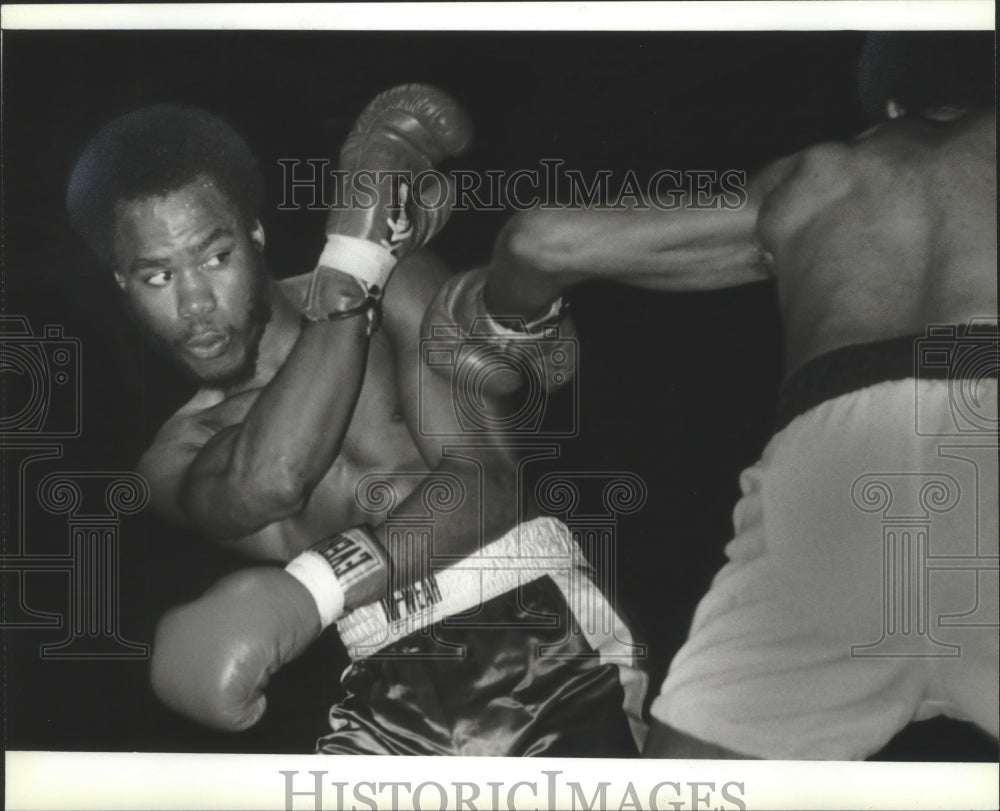 1982 Press Photo Boxer Ali Kareem Muhammed avoids Mike Jones punch-Eagles&#39; Club- Historic Images