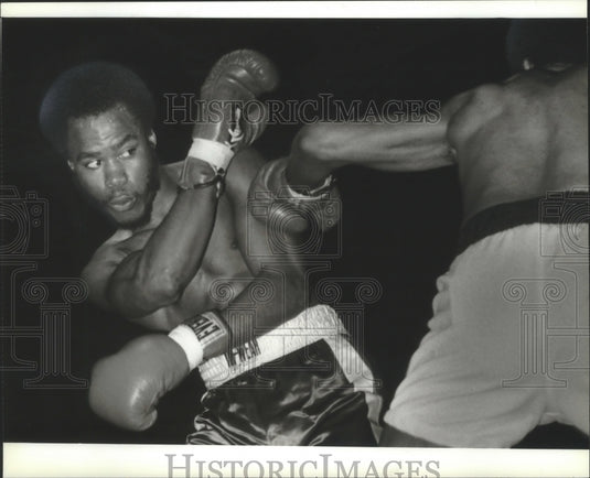 1982 Press Photo Boxer Ali Kareem Muhammed avoids Mike Jones punch-Eagles' Club- Historic Images