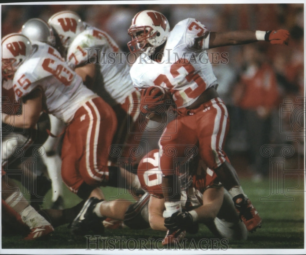 1994 Press Photo Wisconsin football&#39;s Brent Moss heads out behind Ohio blockers- Historic Images